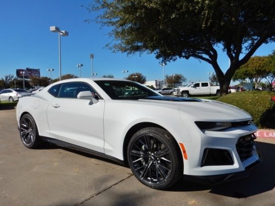 2017-Camaro ZL1 Coupe white frt side