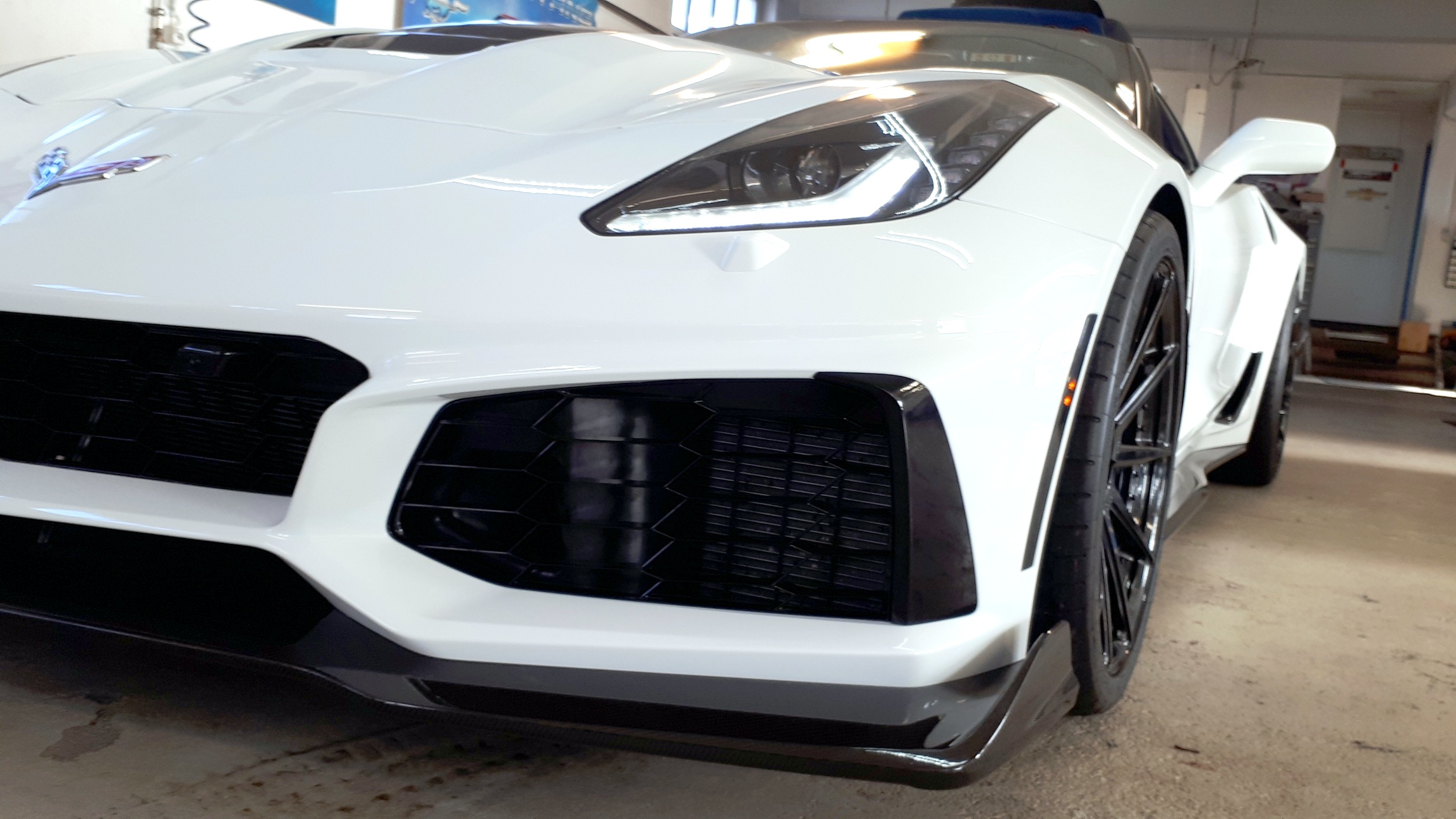 ZR1 19 white front part side ADV black inside