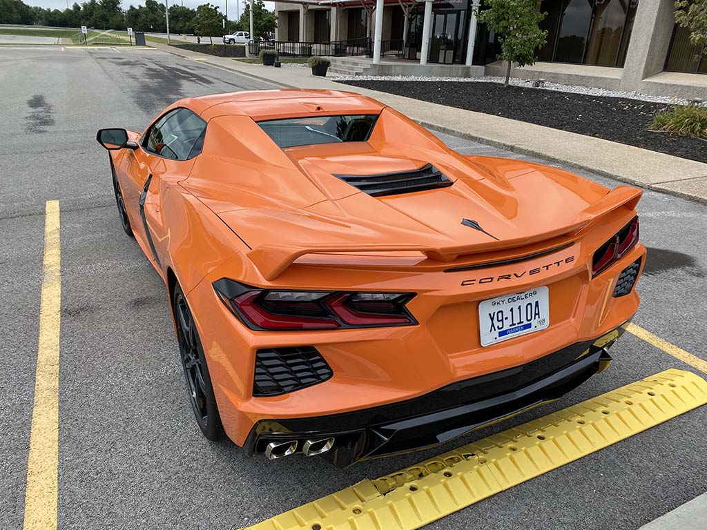 Und nun eine C8 Stingray Hardtop-Convertible in Amplify Orange die wir in Kürze erwarten