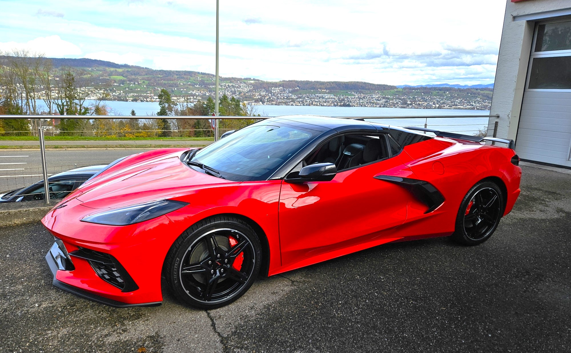 another phantastic little red C8 Stingray Hardtop-Convert.