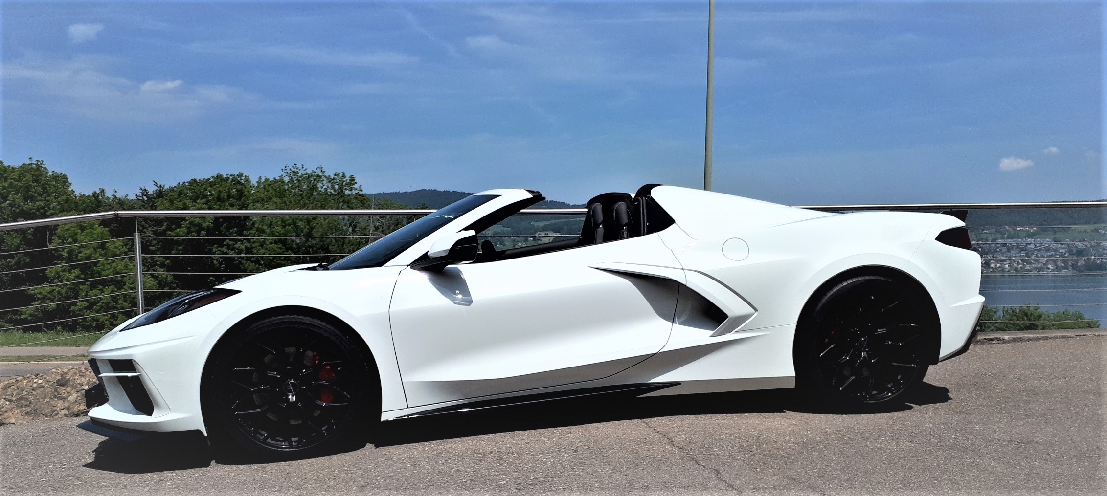 Der Frühling kann kommen mit dieser top-gepflegten, Corvette-Occasion in Arctic White!